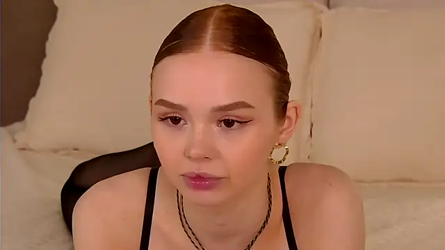 Snapshot of MiraBliss chatting on 09.18.25 MiraBliss online show from 09.18.25