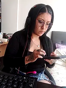 Snapshot of DaniPoison chatting on 10.17.25 DaniPoison online show from 10.17.25
