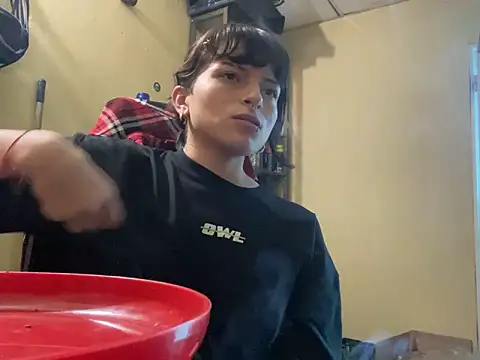 Snapshot of val_zx chatting on 03.17.25 val zx online show from 03.17.25