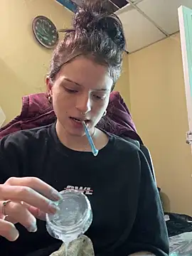 Snapshot of val_zx chatting on 10.15.25 val zx online show from 10.15.25