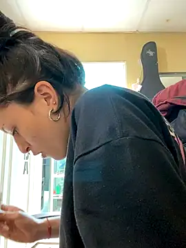 Snapshot of val_zx chatting on 10.16.25 val zx online show from 10.16.25