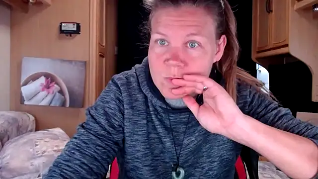 Snapshot of CallMeMaria chatting on 01.04.25 CallMeMaria online show from 01.04.25