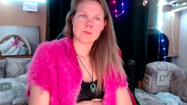 Snapshot of CallMeMaria chatting on 02.12.25 CallMeMaria online show from 02.12.25