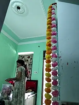 Hotty-Nidhi online show from 10.22.25