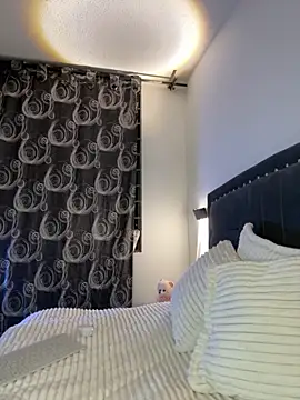 Lilith Thompson online show from 10.16.25