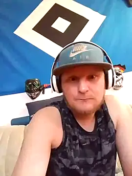Snapshot of Atze202518 chatting on 09.24.25 Atze202518 online show from 09.24.25