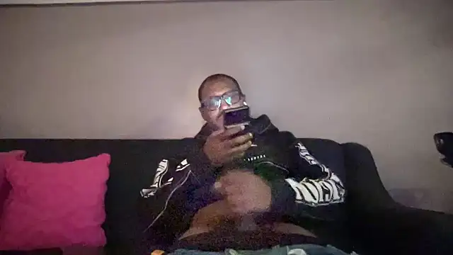 Snapshot of kngkeeem chatting on 11.17.25 kngkeeem online show from 11.17.25