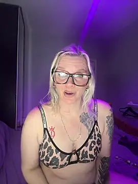 Snapshot of Curvy-Cleo chatting on 02.11.26 Curvy-Cleo online show from 02.11.26