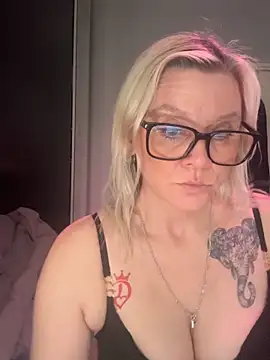 Snapshot of Curvy-Cleo chatting on 02.13.26 Curvy-Cleo online show from 02.13.26