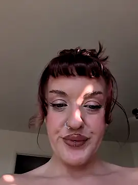 Snapshot of Petite_Juicy_Olive chatting on 11.20.25 Petite Juicy Olive online show from 11.20.25