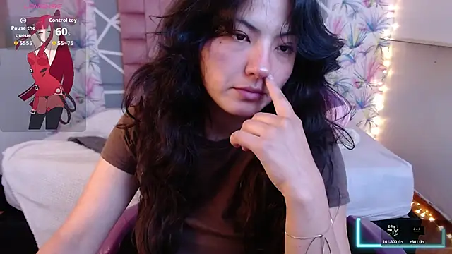 Snapshot of Asaray_T chatting on 11.22.25 Asaray T online show from 11.22.25