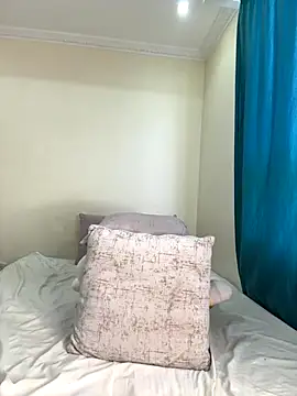 Snapshot of Ivelleee_ chatting on 10.11.25 Ivelleee  online show from 10.11.25