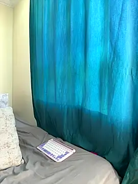 Snapshot of Ivelleee_ chatting on 10.28.25 Ivelleee  online show from 10.28.25