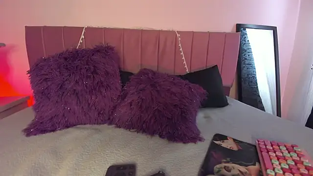 Snapshot of kitty-kryss chatting on 02.19.26 kitty-kryss online show from 02.19.26