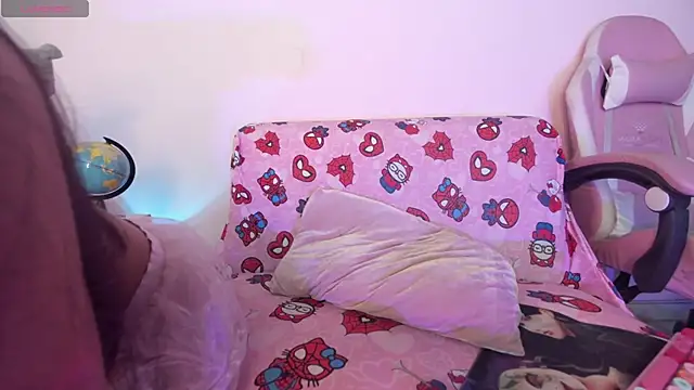 Snapshot of kitty-kryss chatting on 06.18.26 kitty-kryss online show from 06.18.26