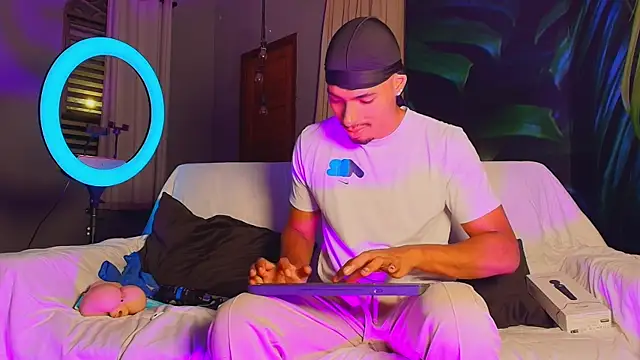 Snapshot of LiamByrne chatting on 12.18.25 LiamByrne online show from 12.18.25