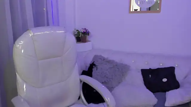 Pretty Johnson  online show from 12.04.25