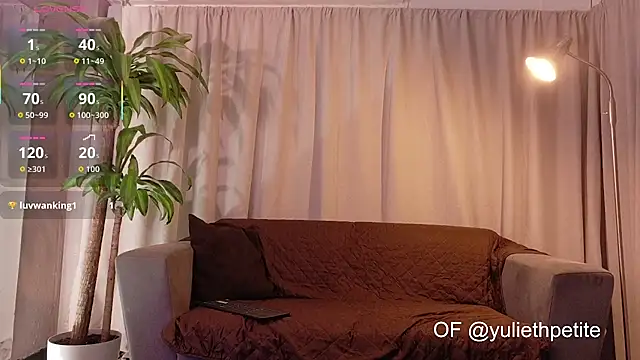 YuliethPetite online show from 11.17.25