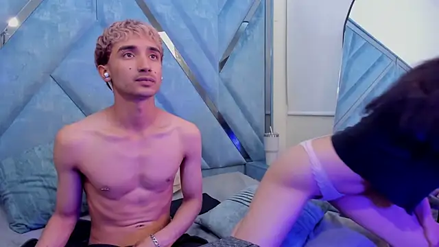 Snapshot of LauryAndNarem69 chatting on 12.21.25 LauryAndNarem69 online show from 12.21.25