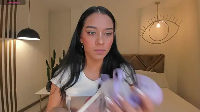 AmaliaCrus online show from 10.22.25