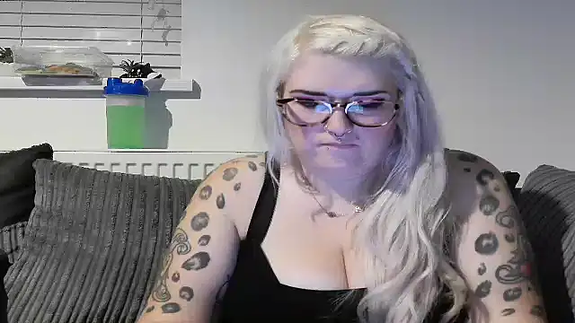 Snapshot of Sizzling_Indie36 chatting on 09.18.25 Sizzling Indie36 online show from 09.18.25