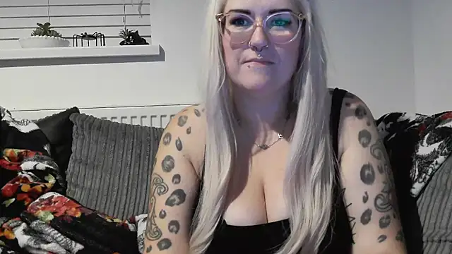 Snapshot of Sizzling_Indie36 chatting on 09.27.25 Sizzling Indie36 online show from 09.27.25