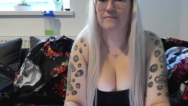 Snapshot of Sizzling_Indie36 chatting on 09.29.25 Sizzling Indie36 online show from 09.29.25