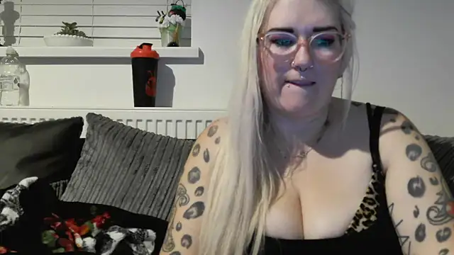 Snapshot of Sizzling_Indie36 chatting on 10.03.25 Sizzling Indie36 online show from 10.03.25