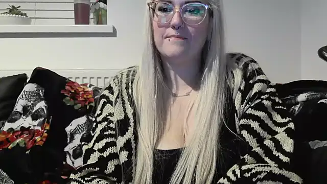 Snapshot of Sizzling_Indie36 chatting on 10.08.25 Sizzling Indie36 online show from 10.08.25