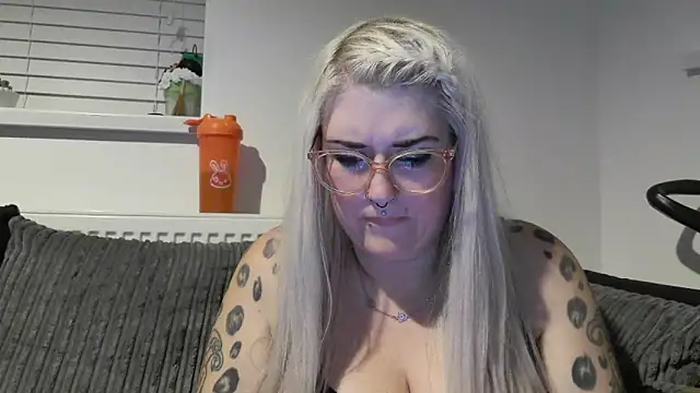 Snapshot of Sizzling_Indie36 chatting on 10.09.25 Sizzling Indie36 online show from 10.09.25
