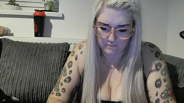 Snapshot of Sizzling_Indie36 chatting on 10.10.25 Sizzling Indie36 online show from 10.10.25