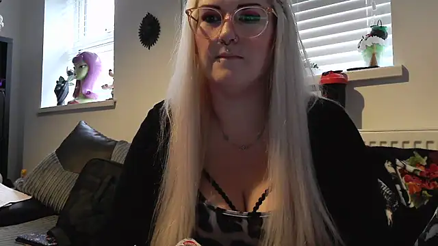 Snapshot of Sizzling_Indie36 chatting on 10.13.25 Sizzling Indie36 online show from 10.13.25