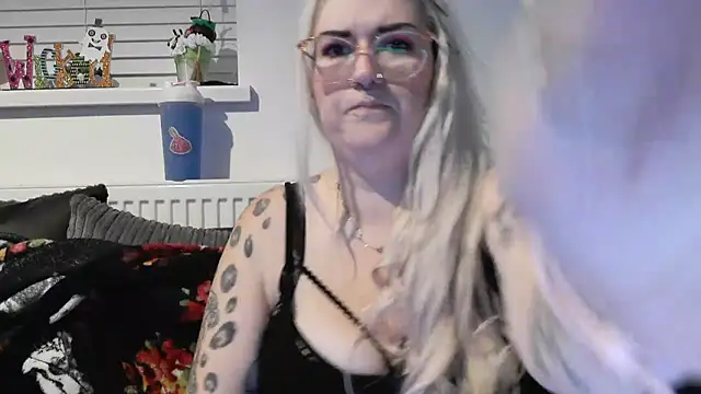 Snapshot of Sizzling_Indie36 chatting on 10.14.25 Sizzling Indie36 online show from 10.14.25