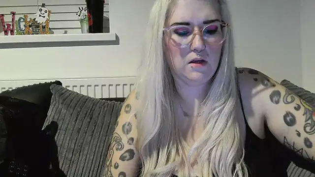 Snapshot of Sizzling_Indie36 chatting on 10.17.25 Sizzling Indie36 online show from 10.17.25