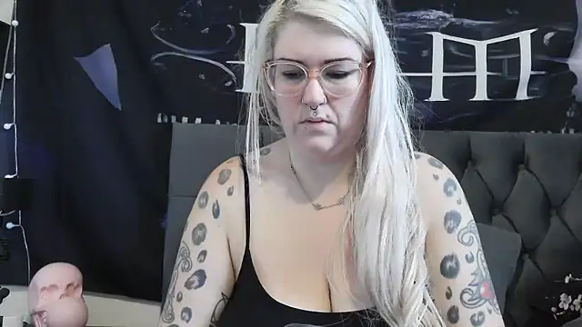 Snapshot of Sizzling_Indie36 chatting on 10.18.25 Sizzling Indie36 online show from 10.18.25