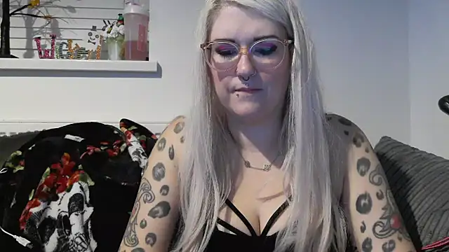 Snapshot of Sizzling_Indie36 chatting on 10.18.25 Sizzling Indie36 online show from 10.18.25