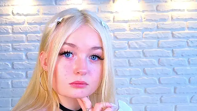 Snapshot of minigirl chatting on 03.18.25 minigirl online show from 03.18.25