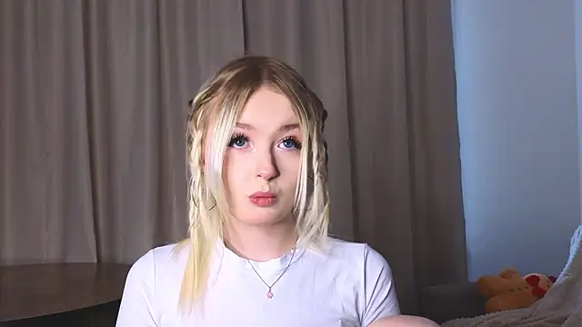 Snapshot of minigirl chatting on 02.04.26 minigirl online show from 02.04.26