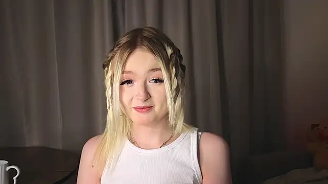 Snapshot of minigirl chatting on 02.05.26 minigirl online show from 02.05.26