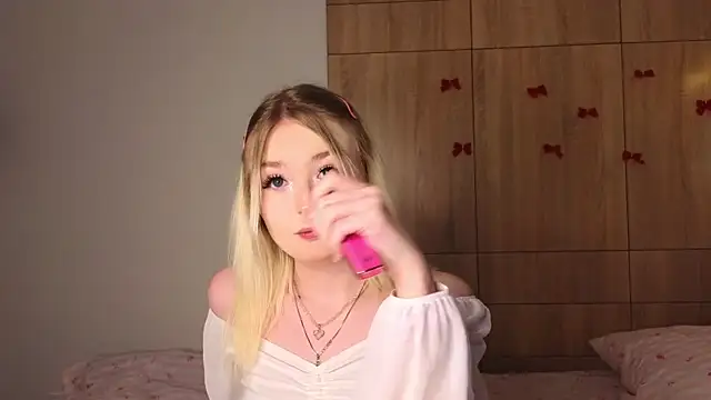 Snapshot of minigirl chatting on 03.01.26 minigirl online show from 03.01.26