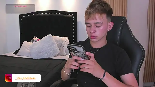 Snapshot of LiamWildx20 chatting on 07.12.26 LiamWildx20 online show from 07.12.26