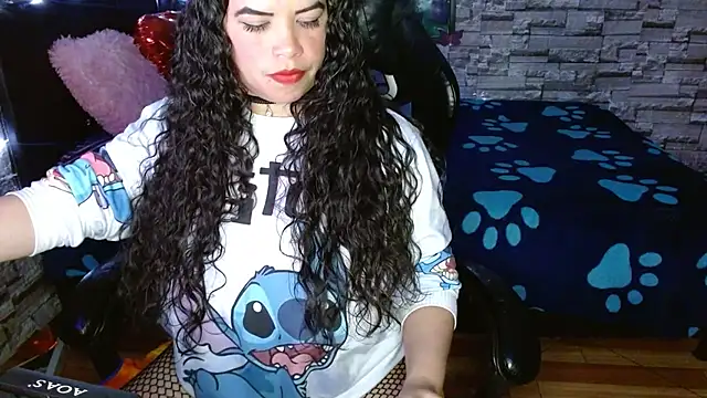 Snapshot of jhulia_hill chatting on 09.18.25 jhulia hill online show from 09.18.25