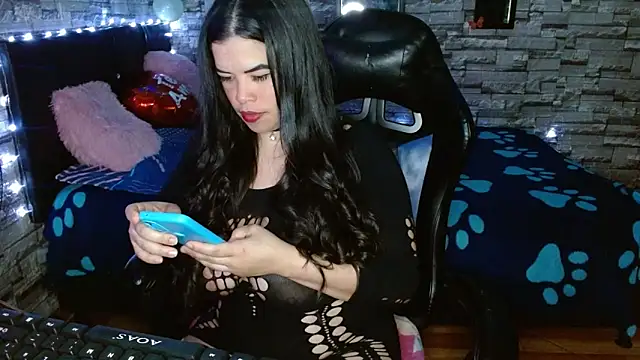 Snapshot of jhulia_hill chatting on 10.17.25 jhulia hill online show from 10.17.25