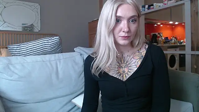 Snapshot of tattoobbgirl chatting on 03.18.25 tattoobbgirl online show from 03.18.25