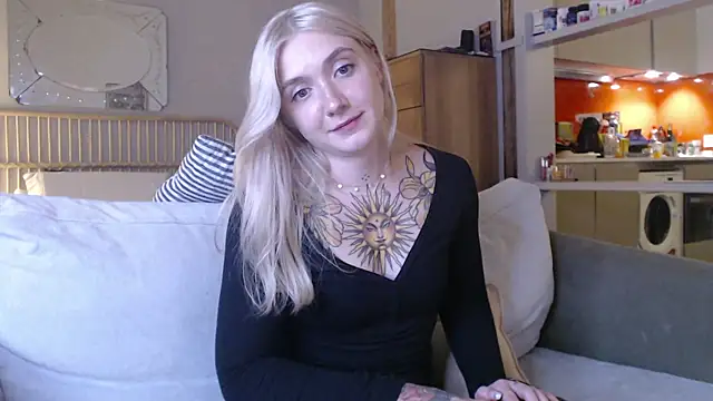 Snapshot of tattoobbgirl chatting on 03.18.25 tattoobbgirl online show from 03.18.25