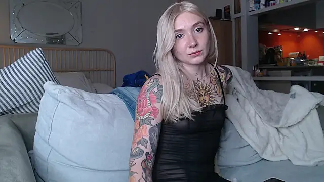 Snapshot of tattoobbgirl chatting on 03.19.25 tattoobbgirl online show from 03.19.25
