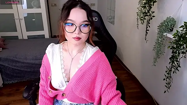 Snapshot of maddymystie chatting on 03.17.25 maddymystie online show from 03.17.25