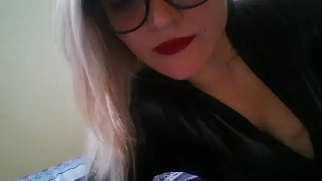 Snapshot of crystalfemdom chatting on 03.17.25 crystalfemdom online show from 03.17.25