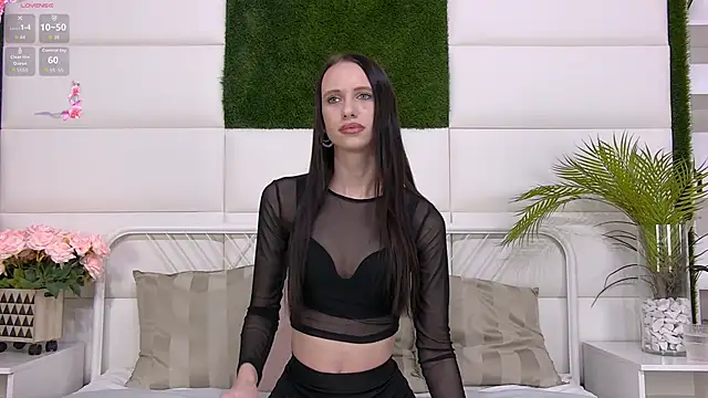 Snapshot of TaraHarris chatting on 04.14.26 TaraHarris online show from 04.14.26