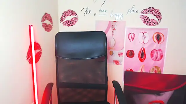 Snapshot of VanessaRey_ chatting on 04.19.26 VanessaRey online show from 04.19.26